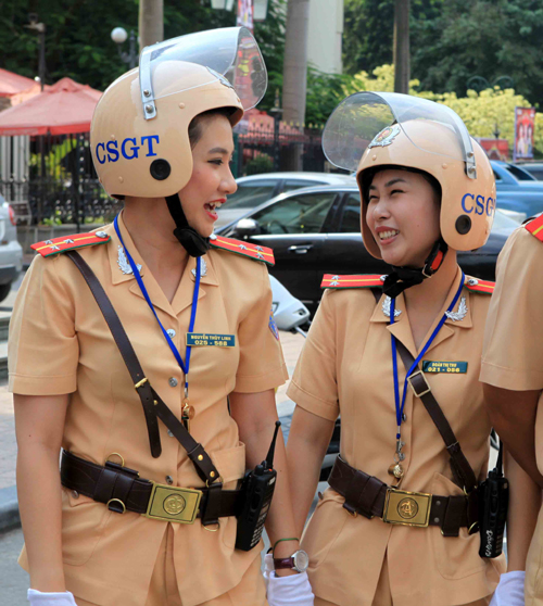 Nữ CSGT xinh đẹp dẫn đoàn